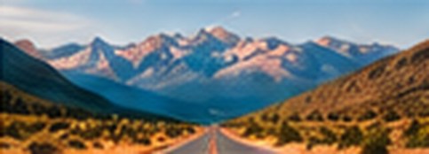 Route de montagne au lever du soleil